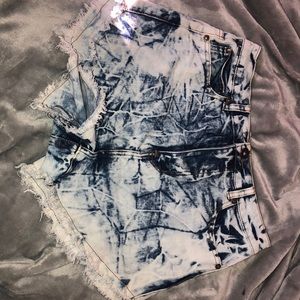 Seductions acid wash jean shorts